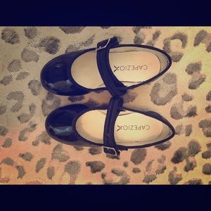 Capezio Tap shoes Girls Black Velcro.